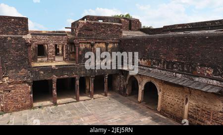 Edifici in rovina all'interno del forte, Narwar Fort, Shivpuri, Madhya Pradesh, India. Foto Stock