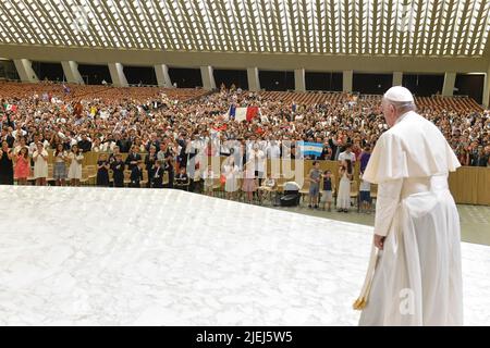 Vaticano. 27th giugno 2022. Italia, Roma, Vaticano, 22/06/27 Papa Francesco durante un'udienza alla Via Neocatecumenica Comunità in Vaticano Fotografia Vaticana Media/Cattolico Stampa Foto. LIMITATO ALL'USO EDITORIALE - NO MARKETING - NO CAMPAGNE PUBBLICITARIE Credit: Independent Photo Agency/Alamy Live News Foto Stock