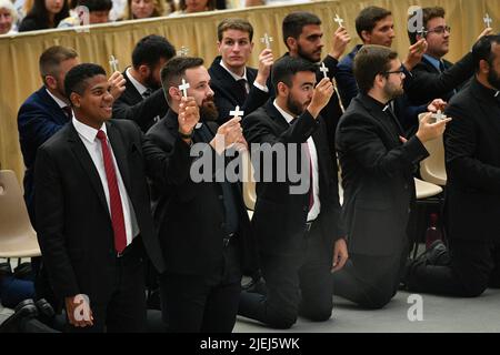 Vaticano. 27th giugno 2022. Italia, Roma, Vaticano, 22/06/27 Papa Francesco durante un'udienza alla Via Neocatecumenica Comunità in Vaticano Fotografia Vaticana Media/Cattolico Stampa Foto. LIMITATO ALL'USO EDITORIALE - NO MARKETING - NO CAMPAGNE PUBBLICITARIE Credit: Independent Photo Agency/Alamy Live News Foto Stock