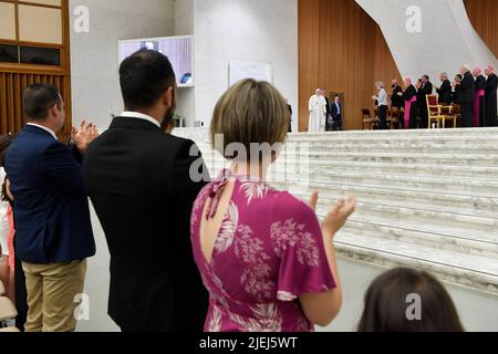 Vaticano. 27th giugno 2022. Italia, Roma, Vaticano, 22/06/27 Papa Francesco durante un'udienza alla Via Neocatecumenica Comunità in Vaticano Fotografia Vaticana Media/Cattolico Stampa Foto. LIMITATO ALL'USO EDITORIALE - NO MARKETING - NO CAMPAGNE PUBBLICITARIE Credit: Independent Photo Agency/Alamy Live News Foto Stock