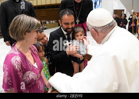 Vaticano. 27th giugno 2022. Italia, Roma, Vaticano, 22/06/27 Papa Francesco durante un'udienza alla Via Neocatecumenica Comunità in Vaticano Fotografia Vaticana Media/Cattolico Stampa Foto. LIMITATO ALL'USO EDITORIALE - NO MARKETING - NO CAMPAGNE PUBBLICITARIE Credit: Independent Photo Agency/Alamy Live News Foto Stock