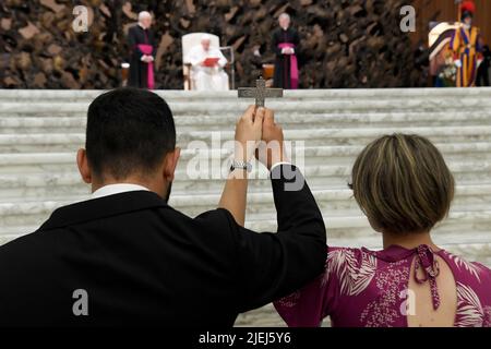 Vaticano. 27th giugno 2022. Italia, Roma, Vaticano, 22/06/27 Papa Francesco durante un'udienza alla Via Neocatecumenica Comunità in Vaticano Fotografia Vaticana Media/Cattolico Stampa Foto. LIMITATO ALL'USO EDITORIALE - NO MARKETING - NO CAMPAGNE PUBBLICITARIE Credit: Independent Photo Agency/Alamy Live News Foto Stock