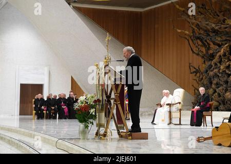 Vaticano. 27th giugno 2022. Italia, Roma, Vaticano, 22/06/27 Papa Francesco durante un'udienza alla Via Neocatecumenica Comunità in Vaticano Fotografia Vaticana Media/Cattolico Stampa Foto. LIMITATO ALL'USO EDITORIALE - NO MARKETING - NO CAMPAGNE PUBBLICITARIE Credit: Independent Photo Agency/Alamy Live News Foto Stock