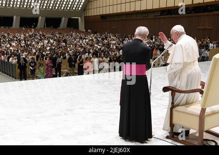 Vaticano. 27th giugno 2022. Italia, Roma, Vaticano, 22/06/27 Papa Francesco durante un'udienza alla Via Neocatecumenica Comunità in Vaticano Fotografia Vaticana Media/Cattolico Stampa Foto. LIMITATO ALL'USO EDITORIALE - NO MARKETING - NO CAMPAGNE PUBBLICITARIE Credit: Independent Photo Agency/Alamy Live News Foto Stock