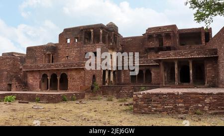 Vista delle rovine del palazzo, Forte Narwar, Shivpuri, Madhya Pradesh, India. Foto Stock
