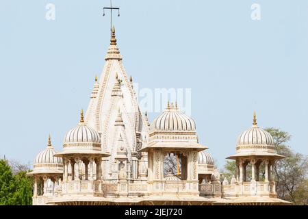 Cupola di Scindia Chhatris, tomba dei regnanti di Scindia Maharaja Madhav Rao e Maharani Sakhya Raje Scindia ambientato in un giardino Mughal Shivpuri, Madhya Pra Foto Stock