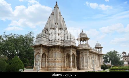 Vista posteriore di Scindia Chhatris, tomba dei regnanti di Scindia tardiva Maharaja Madhav Rao e Maharani Sakhya Raje Scindia ambientato in un giardino Mughal Shivpuri, Madhy Foto Stock