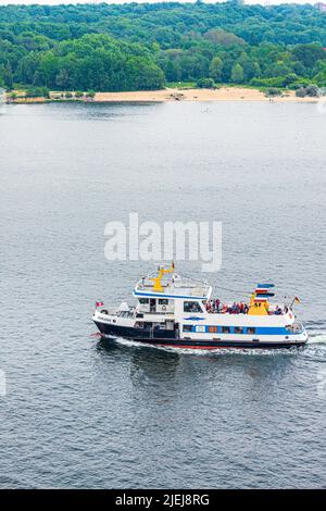 La sig.ra Schilksee Kiel a Schilksee ferry nel fiordo di Kiel che si avvicina a Kiel, Schleswig-Holstein, Germania Foto Stock