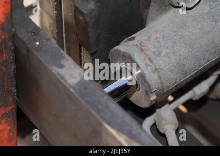 Cilindro idraulico del carrello elevatore in fabbrica Foto Stock