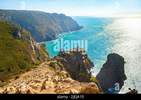 Cabo da Roca paesaggio soleggiato, scintillante oceano Atlantico, Portogallo Foto Stock