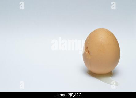 cracked con glaire scorrevole isolato su sfondo bianco Foto Stock