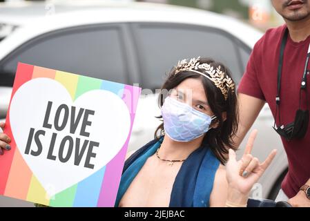 Pattaya, Tailandia. 25th giugno 2022. I membri e gli alleati della comunità LGBTQ partecipano a Pride all'evento "Pattaya International Pride Festival 2022" sulla seconda strada di Pattaya. Marciando verso Beach Road, Pattaya City, Chonburi Province, Thailandia per celebrare il mese dell'orgoglio e sostenere l'uguaglianza di genere. (Foto di Teera Noisakran/Pacific Press) Credit: Pacific Press Media Production Corp./Alamy Live News Foto Stock