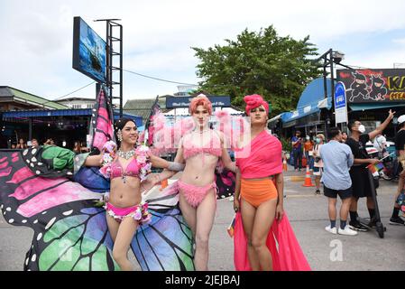 Pattaya, Tailandia. 25th giugno 2022. I membri e gli alleati della comunità LGBTQ partecipano a Pride all'evento "Pattaya International Pride Festival 2022" sulla seconda strada di Pattaya. Marciando verso Beach Road, Pattaya City, Chonburi Province, Thailandia per celebrare il mese dell'orgoglio e sostenere l'uguaglianza di genere. (Foto di Teera Noisakran/Pacific Press) Credit: Pacific Press Media Production Corp./Alamy Live News Foto Stock