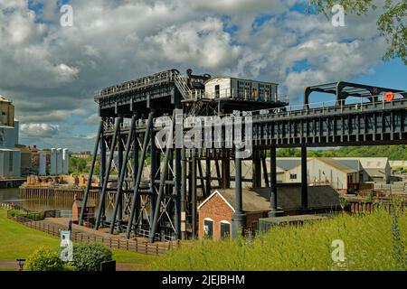 L'impianto di risalita Anderton Boat a Anderton, vicino a Northwich, Cheshire, Inghilterra, trasferisce barche e chiatte tra il fiume Weaver e il canale Trent & Mersey. Foto Stock