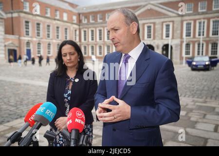 Taoiseach Micheál Martin parla ai media dopo l'annuncio che l'esecutivo capo di HSE Paul Reid si dimetterà dalla sua posizione nel corso di quest'anno. Il Taoiseach ha ringraziato Paul Reid 'di tutto cuore' per il suo lavoro nel corso degli anni. Martin lo ha anche elogiato per la sua "straordinaria leadership” durante la pandemia del Covid-19. Il Taoiseach ha partecipato al lancio del Tesoro del Registro virtuale d'Irlanda presso la St Patrick's Hall, nel Castello di Dublino. Data foto: Lunedì 27 giugno 2022. Foto Stock