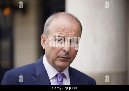 Taoiseach Micheál Martin parla ai media dopo l'annuncio che l'esecutivo capo di HSE Paul Reid si dimetterà dalla sua posizione nel corso di quest'anno. Il Taoiseach ha ringraziato Paul Reid 'di tutto cuore' per il suo lavoro nel corso degli anni. Martin lo ha anche elogiato per la sua "straordinaria leadership” durante la pandemia del Covid-19. Il Taoiseach ha partecipato al lancio del Tesoro del Registro virtuale d'Irlanda presso la St Patrick's Hall, nel Castello di Dublino. Data foto: Lunedì 27 giugno 2022. Foto Stock