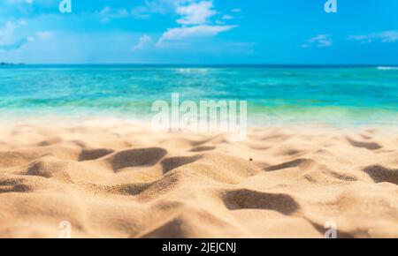 Belle spiagge tropicali e mare con sfondo blu spiaggia su sfondo cielo blu chiaro Foto Stock