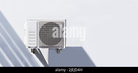 Aria condizionata unità esterna compressore installare all'esterno della casa, unità condensatore in impianti di climatizzazione centrali. Foto Stock