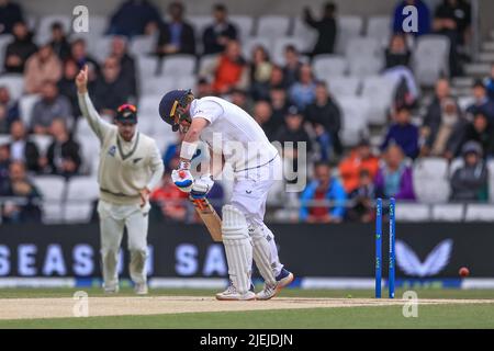 Leeds, Regno Unito. 27th giugno 2022. Ollie Pope of England è bowled out da Tim Southee of New Zealand Credit: News Images /Alamy Live News Foto Stock