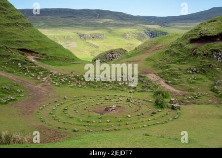 Cerchio di pietra creato dai turisti a Fairy Glen sulla penisola di Trotternish, Uig Isola di Skye, Scozia Regno Unito. Foto Stock