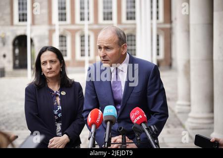 Taoiseach Micheál Martin parla ai media dopo l'annuncio che l'esecutivo capo di HSE Paul Reid si dimetterà dalla sua posizione nel corso di quest'anno. Il Taoiseach ha ringraziato Paul Reid 'di tutto cuore' per il suo lavoro nel corso degli anni. Martin lo ha anche elogiato per la sua "straordinaria leadership” durante la pandemia del Covid-19. Il Taoiseach ha partecipato al lancio del Tesoro del Registro virtuale d'Irlanda presso la St Patrick's Hall, nel Castello di Dublino. Data foto: Lunedì 27 giugno 2022. Foto Stock