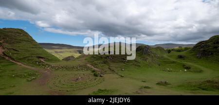 Cerchio di pietra creato dai turisti a Fairy Glen sulla penisola di Trotternish, Uig Isola di Skye, Scozia Regno Unito. Foto Stock