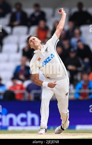 Leeds, Regno Unito. 27th giugno 2022. Trent Boult della Nuova Zelanda consegna la palla Credit: News Images /Alamy Live News Foto Stock