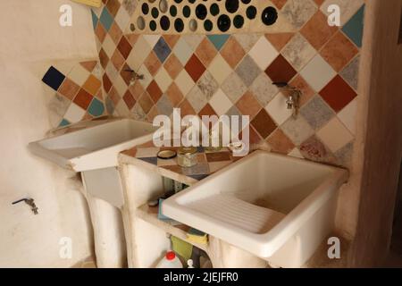 Lavanderia a mano posto nel bagno di una terra di permacultura Foto Stock