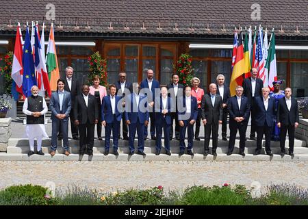 Elmau, Germania. 27th giugno 2022. Foto di famiglia dei Capi di Stato con gli ospiti di Outraech. Arrivi di ospiti in servizio allo Schloss Elmau; accoglienza del Cancelliere federale il 27 giugno 2022. 48th G7 Summit 2022 a Schloss Elmau dal 26 al 28 giugno 2022. Credit: dpa Picture Alliance/Alamy Live News Foto Stock
