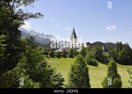 Elmau, Germania. 27th giugno 2022. Vista esterna del Castello di Elmau, dell'edificio, dell'hotel. Arrivi di ospiti in servizio allo Schloss Elmau; accoglienza del Cancelliere federale il 27 giugno 2022. 48th G7 Summit 2022 a Schloss Elmau dal 26 al 28 giugno 2022. Credit: dpa Picture Alliance/Alamy Live News Foto Stock