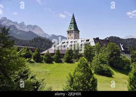 Elmau, Germania. 27th giugno 2022. Vista esterna del Castello di Elmau, dell'edificio, dell'hotel. Arrivi di ospiti in servizio allo Schloss Elmau; accoglienza del Cancelliere federale il 27 giugno 2022. 48th G7 Summit 2022 a Schloss Elmau dal 26 al 28 giugno 2022. Credit: dpa Picture Alliance/Alamy Live News Foto Stock