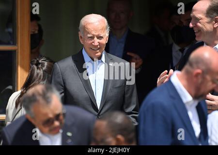 Elmau, Germania. 27th giugno 2022. Il Presidente DEGLI STATI UNITI Joe BIDEN, Outreach ospiti che arrivano a Schloss Elmau; Benvenuti dal Cancelliere federale il 27 giugno 2022. 48th G7 Summit 2022 a Schloss Elmau dal 26 al 28 giugno 2022. Credit: dpa Picture Alliance/Alamy Live News Foto Stock
