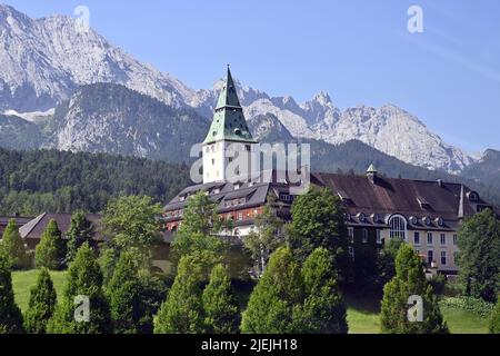 Elmau, Germania. 27th giugno 2022. Vista esterna del Castello di Elmau, dell'edificio, dell'hotel. Arrivi di ospiti in servizio allo Schloss Elmau; accoglienza del Cancelliere federale il 27 giugno 2022. 48th G7 Summit 2022 a Schloss Elmau dal 26 al 28 giugno 2022. Credit: dpa Picture Alliance/Alamy Live News Foto Stock