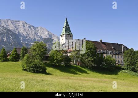 Elmau, Germania. 27th giugno 2022. Vista esterna del Castello di Elmau, dell'edificio, dell'hotel. Arrivi di ospiti in servizio allo Schloss Elmau; accoglienza del Cancelliere federale il 27 giugno 2022. 48th G7 Summit 2022 a Schloss Elmau dal 26 al 28 giugno 2022. Credit: dpa Picture Alliance/Alamy Live News Foto Stock