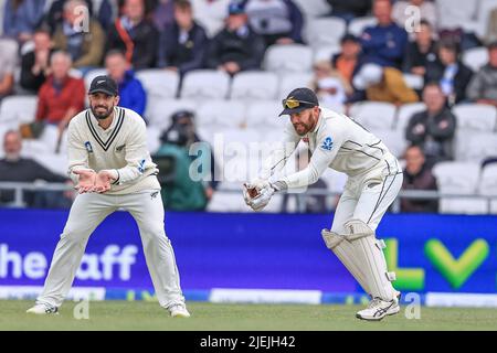 Leeds, Regno Unito. 27th giugno 2022. Tom Blundell della Nuova Zelanda raccoglie la palla Credit: News Images /Alamy Live News Foto Stock