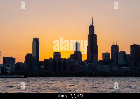 Skyline di Chicago al tramonto con la prominente Willis Tower (ex Sears Tower). Chicago, il, Stati Uniti Foto Stock