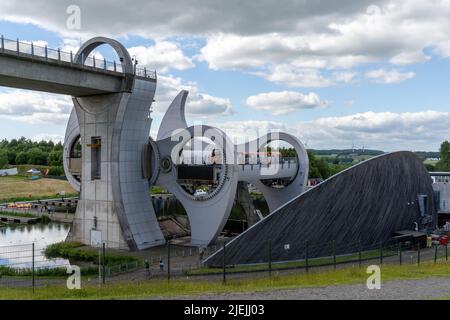 Falkirk, Regno Unito - 19 Giugno, 2022: Vista del sollevatore idraulico Falkirk Wheel che trasporta una barca dal canale inferiore al canale superiore Foto Stock