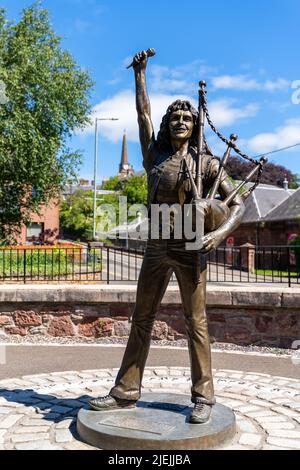 Kirriemuir, Regno Unito - 23 giugno 2022: Vista della statua commemorativa di Bon Scott a Kirriemuir in Scozia Foto Stock