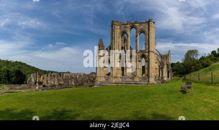 Rievaulx, Regno Unito - 17 giugno, 2022: Vista dello storico sito patrimonio inglese e dell'abbazia di Rievaulx nel North Yorkshire Foto Stock