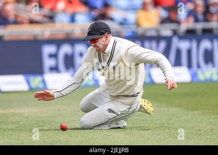 Leeds, Regno Unito. 27th giugno 2022. Henry Nicholls della Nuova Zelanda ferma Joe Root della sfera dell'Inghilterra che va per un accreditamento di confine: Notizie immagini /Alamy Live News Foto Stock