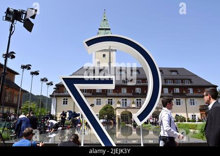 Elmau, Germania. 27th giugno 2022. Vista esterna del Castello di Elmau, dell'edificio, dell'hotel. Arrivi di ospiti in servizio allo Schloss Elmau; accoglienza del Cancelliere federale il 27 giugno 2022. 48th G7 Summit 2022 a Schloss Elmau dal 26 al 28 giugno 2022. Foto Stock