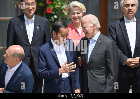 Elmau, Germania. 27th giugno 2022. Il presidente DEGLI STATI UNITI scherza con Joko Widodo (presidente Indonesia), gli ospiti di Outreach che arrivano a Schloss Elmau; benvenuto del Cancelliere federale il 27 giugno 2022. 48th G7 Summit 2022 a Schloss Elmau dal 26 al 28 giugno 2022. Foto Stock