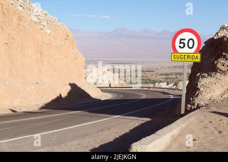 La strada percorre il deserto di Atacama, Cile. Il deserto di Atacama è un altopiano in Sud America, striscia di terra della costa del Pacifico, ad ovest delle Andes mountai Foto Stock