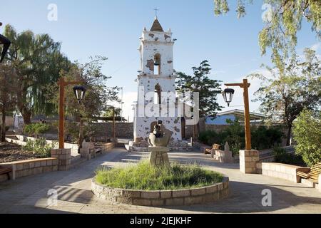 Torre della chiesa di Toconao nel villaggio di Toconao, Cile. La torre della chiesa è squadrata dalla chiesa e risale al 1750 Foto Stock