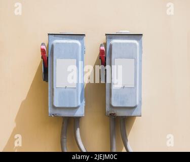 scatola interruttore di sicurezza elettrica su sfondo isolato.controllo commutazione elettrica principale. Foto Stock