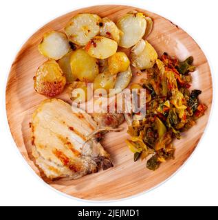 Carne di maiale alla griglia con patate arrosto e cavolo brasato Foto Stock