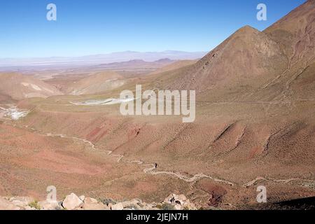 La strada percorre il deserto di Atacama nel fiume valle, Cile. Il deserto di Atacama è un altopiano in Sud America, striscia di terra della costa del Pacifico, ad ovest Foto Stock