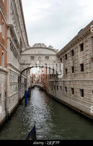 Venezia, Italia - 06 09 2022: Il famoso Ponte dei Sospiri a Venezia. Foto Stock