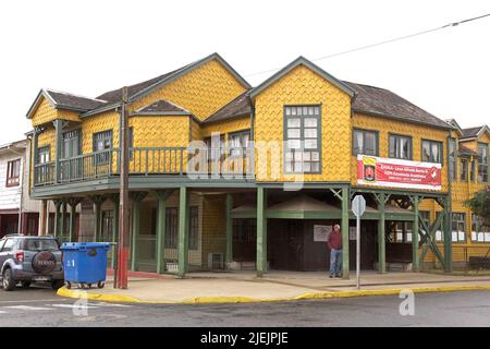 Tradizionale casa in legno nella città di Curaco de Velez, isola di Quinchao, arcipelago delle Chiloe, Cile. Foto Stock