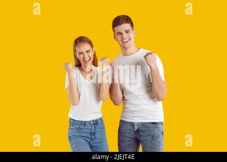 Coppia eccitata fare sì mano gesto celebrare la vittoria Foto Stock